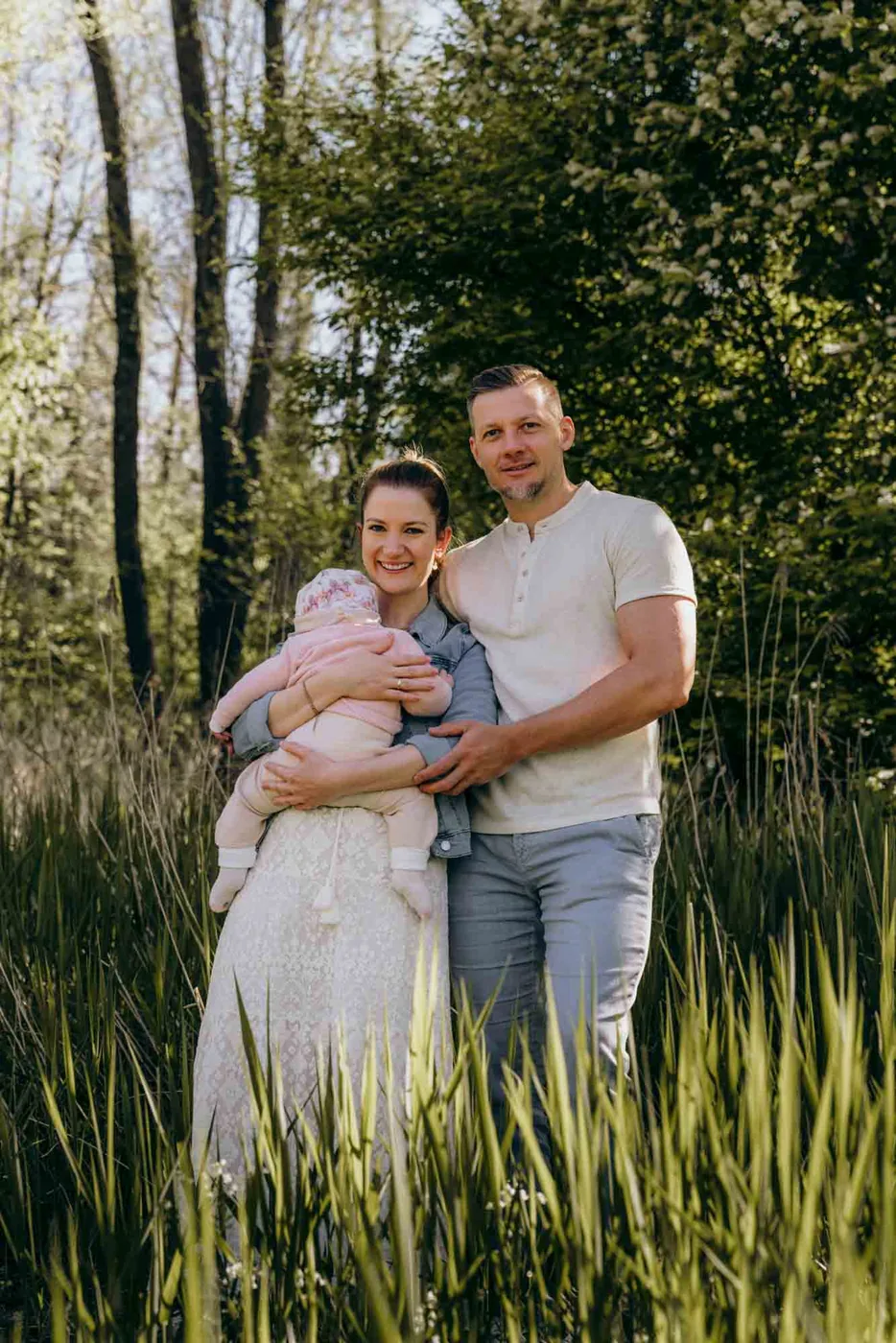 Familienfotos München – Eltern mit Baby in der Natur