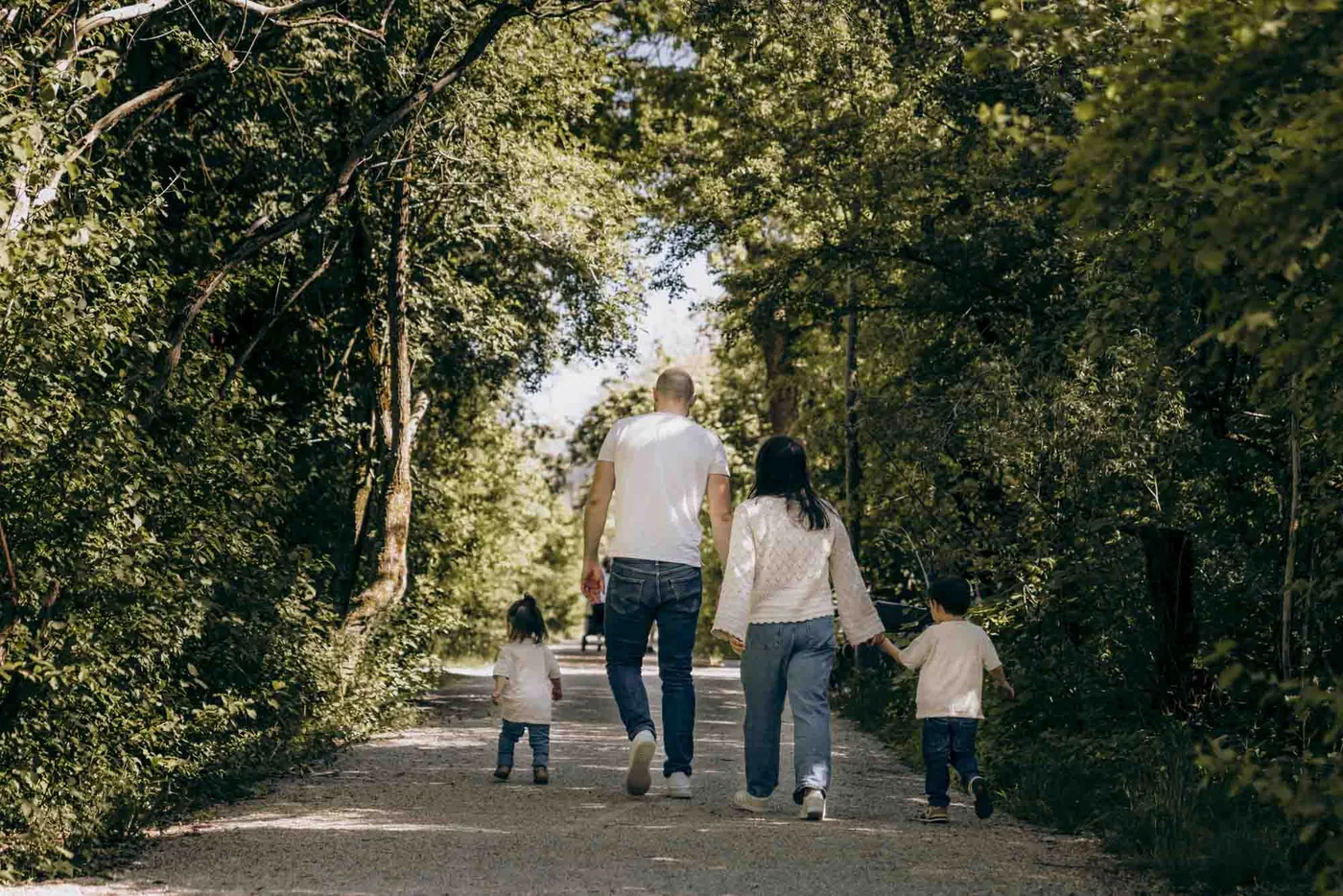 Familienfotos München – Familienspaziergang im Wald