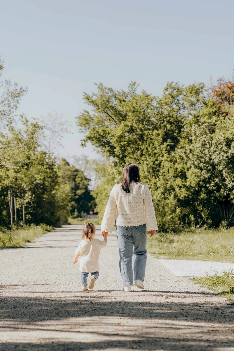 Familienfotos München – Spaziergang von Mutter und Kind