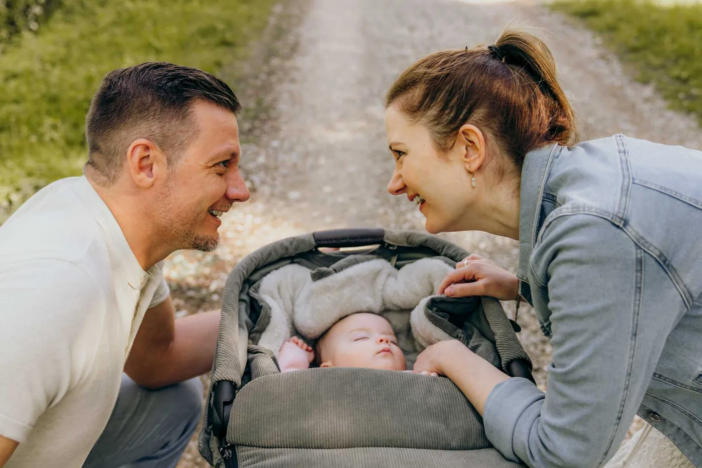 Familienfotos München – Eltern mit Baby im Kinderwagen