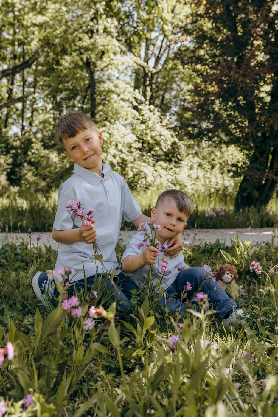 Familienfotos München – Geschwister im Frühling