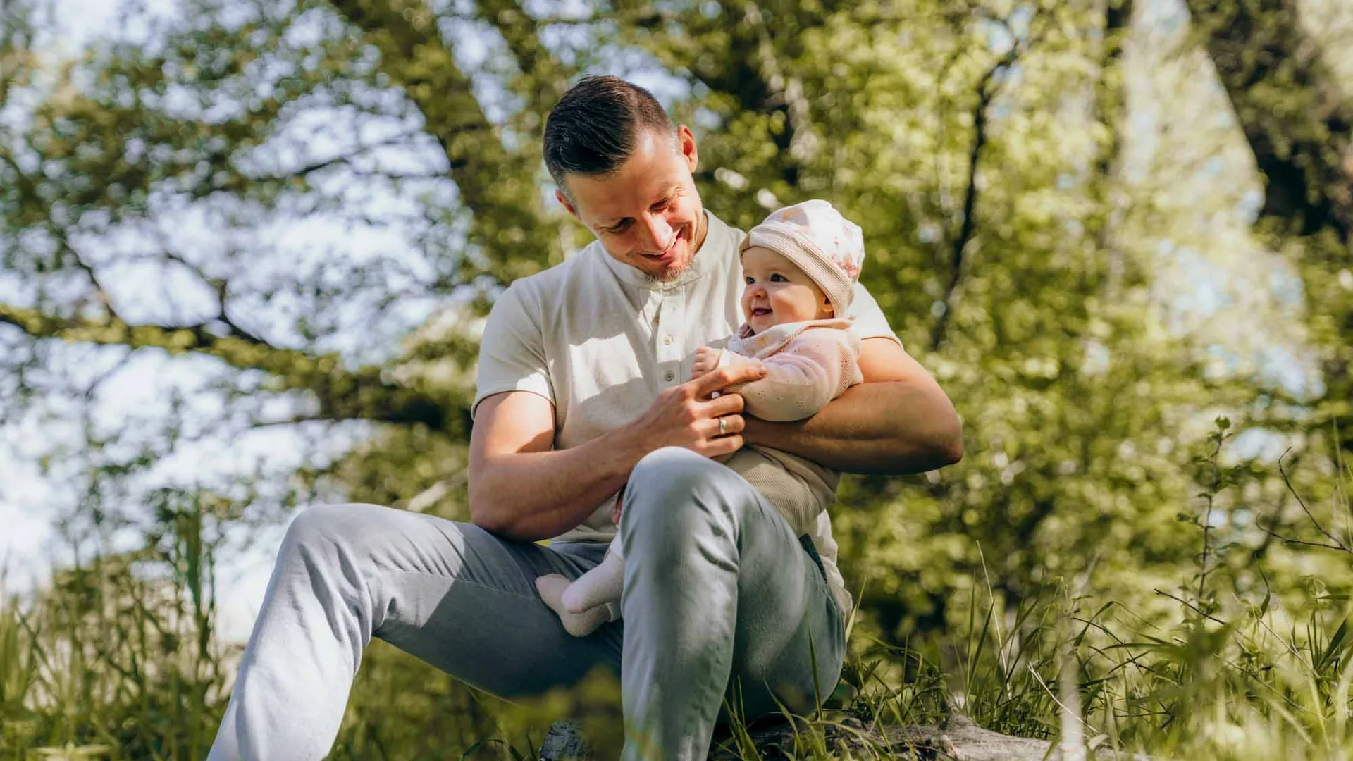 Familienfotos München – Vater mit Baby beim LoveDays Mini-Shooting