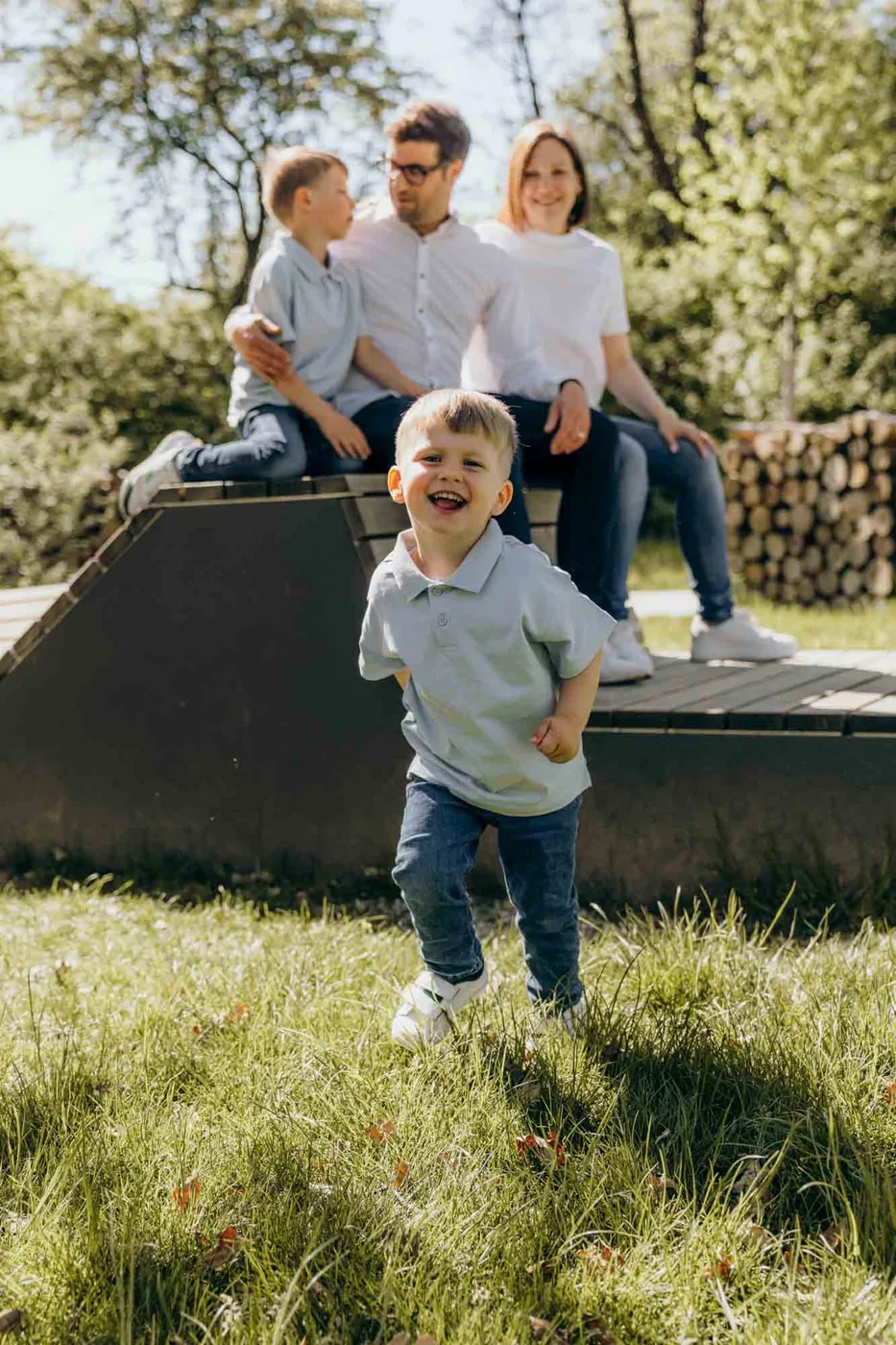 Familienfotos München – Junge lacht beim Familienshooting