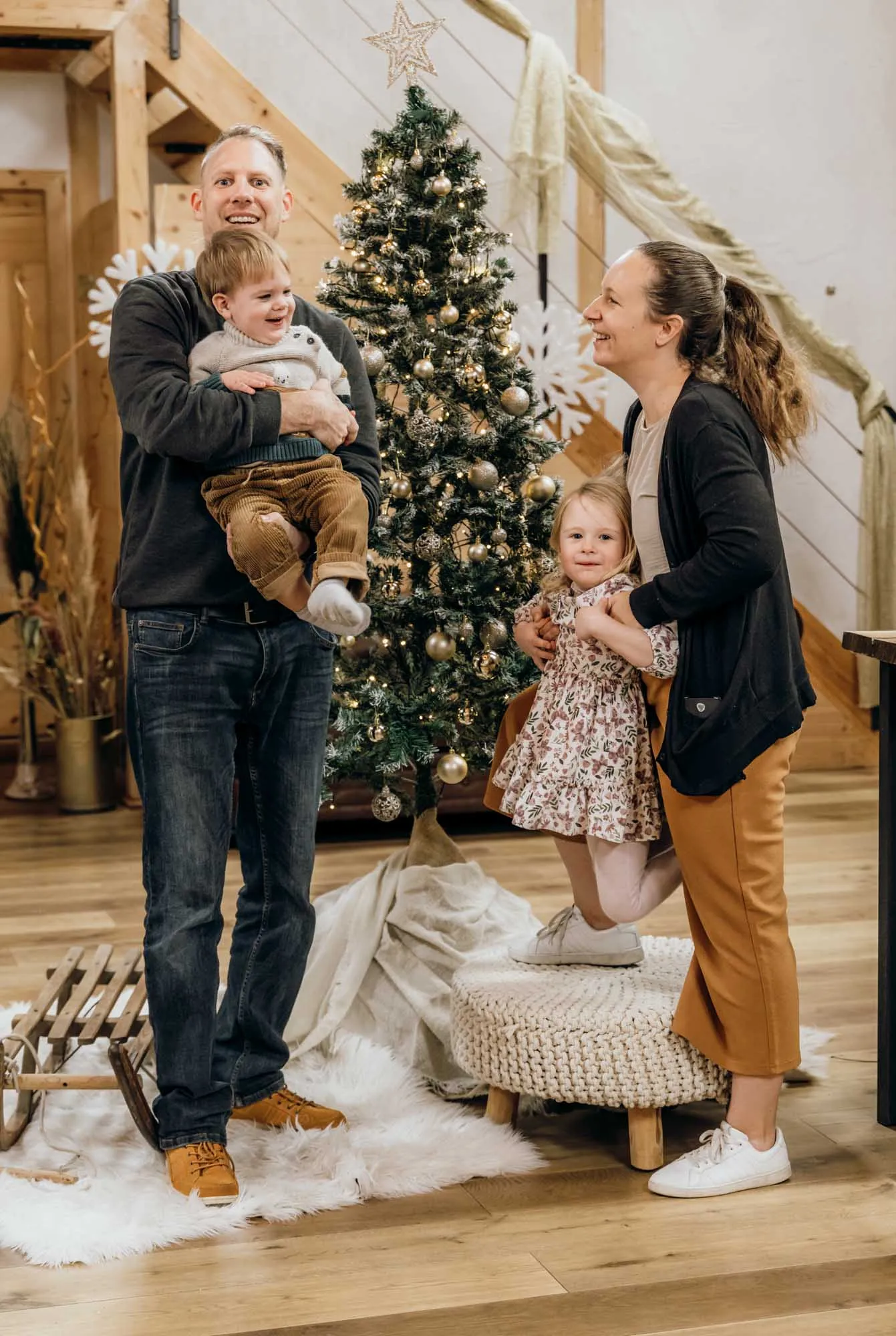 Familie beim weihnachtlichen LoveDays-Shooting